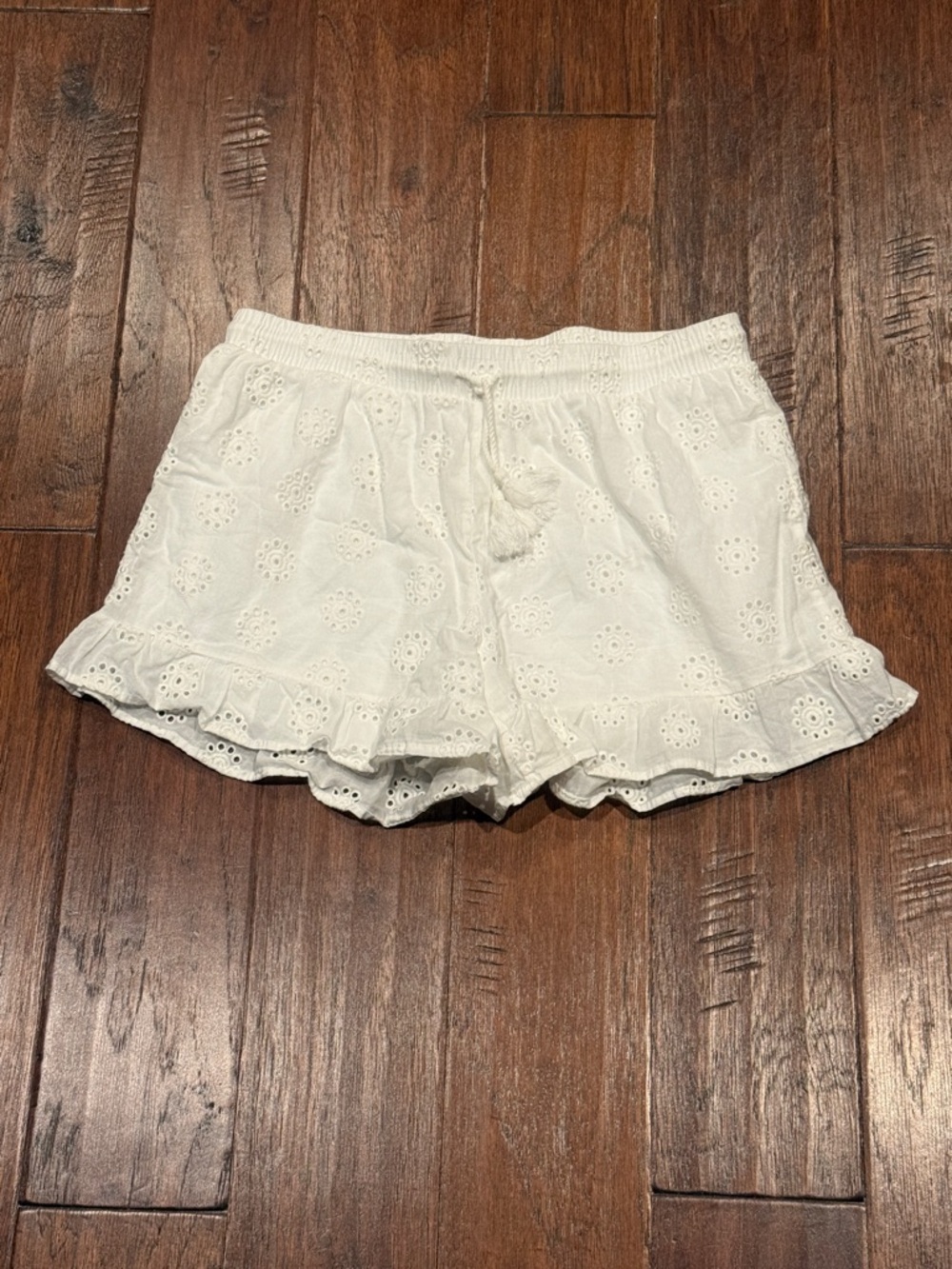 Never Worn! Medium URBAN Romantics White Eyelet Ruffle Shorts Lightweight - Picture 2 of 6